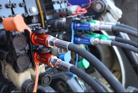 Unter Restdruck kuppeln mehrere Hydraulikleitungen mit kennfixx sichtbar