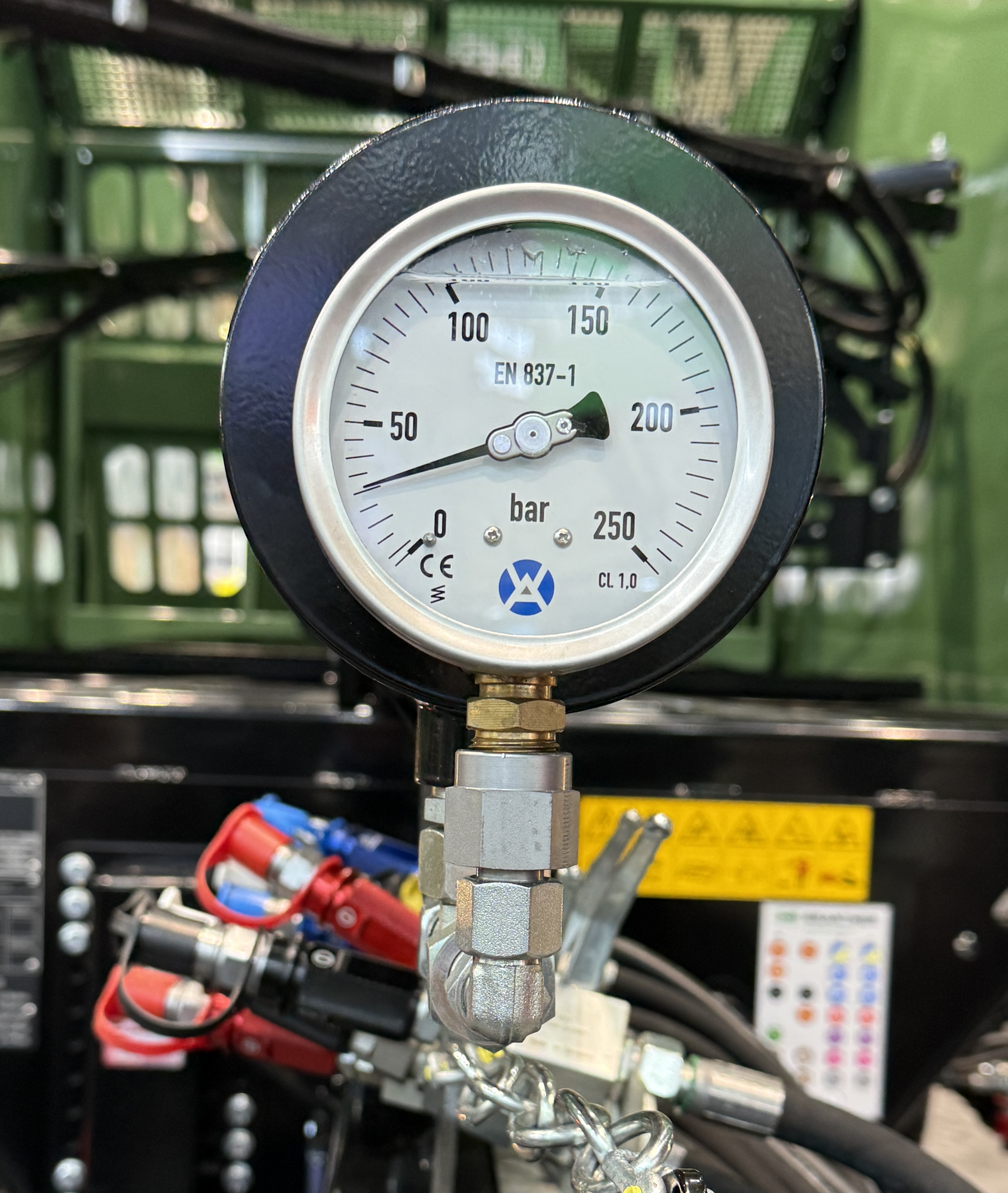 Manometer an Gerät verbaut detail